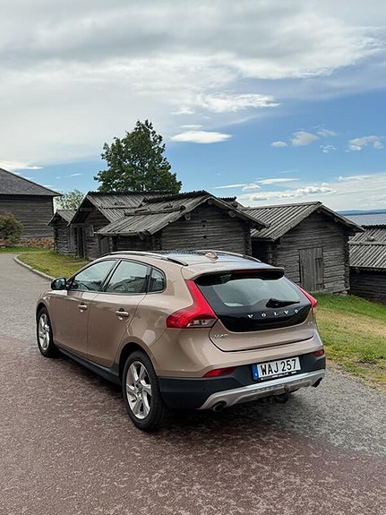 Volvo V40 Cross Country 2 of 9