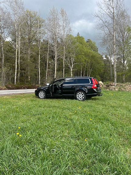 Volvo V70 2 of 6