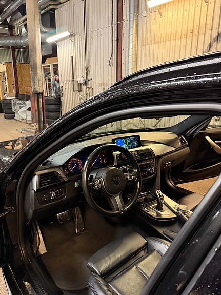 BMW 330i 5 of 8