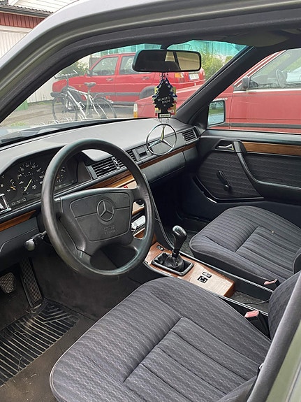 Mercedes-Benz 250 D 4 of 6