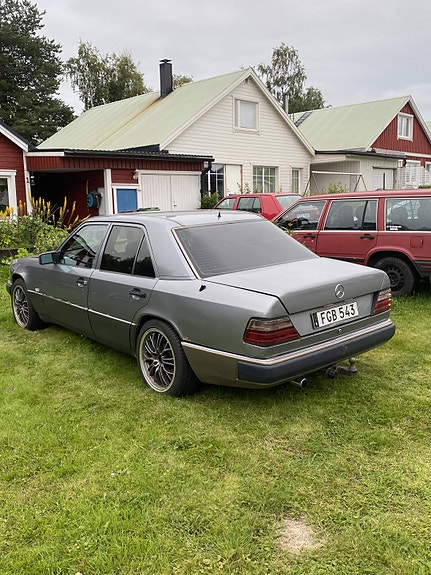 Mercedes-Benz 250 D 3 of 6