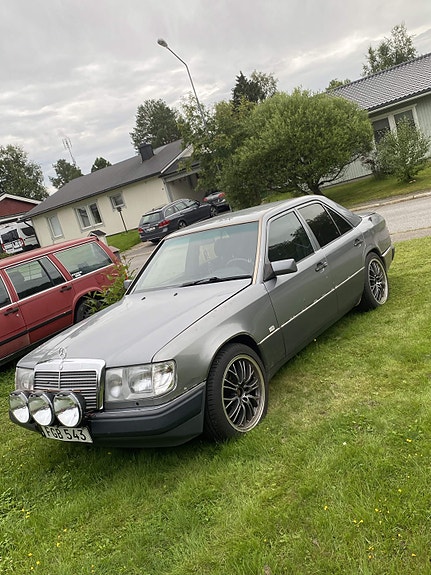 Mercedes-Benz 250 D 2 of 6