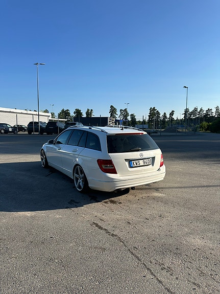 Mercedes-Benz C220 4 of 5