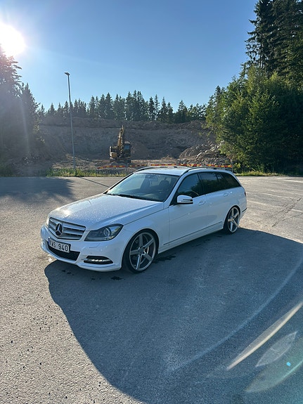Mercedes-Benz C220 2 of 5