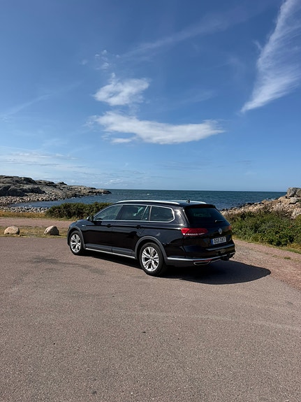 Volkswagen Passat Alltrack 2 of 4