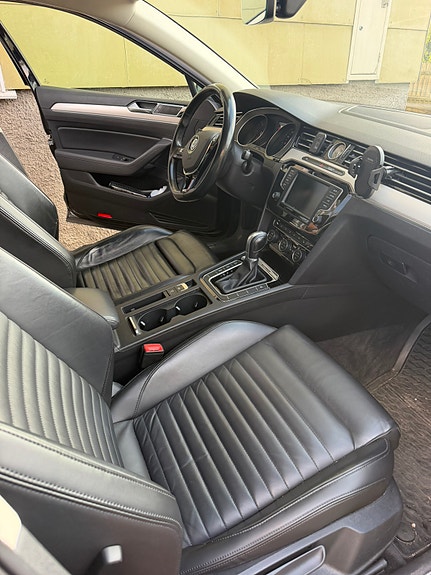 Volkswagen Passat Alltrack 3 of 4