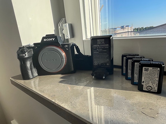 Sony A7ii + Sigma 24mm f/1.4 + MC-11 adaptor + 4 batteri, laddare, lock, rem image 5