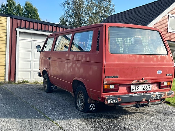 Volkswagen Caravelle 2 of 3
