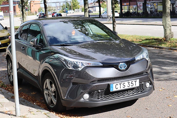 Toyota C-HR 2 of 4