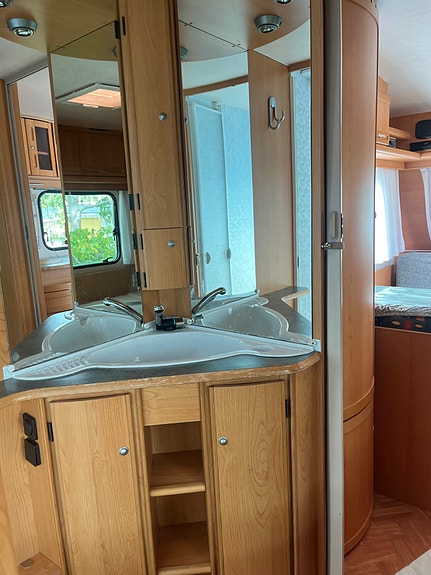 Adria Adria Unica B 462 DP 8 of 10