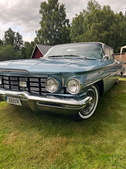 Oldsmobile Ninety-Eight 4 of 10