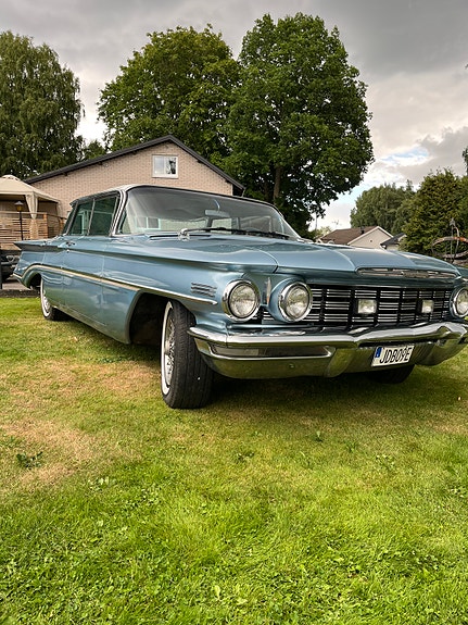 Oldsmobile Ninety-Eight 2 of 10