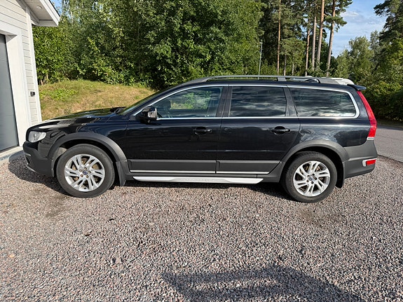 Volvo XC70 2 of 11