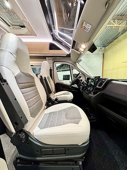 Adria Twin 640 SLB 60Y Edition Långbädd Solpanel Lithium Drag 1 Ägare 10 of 30