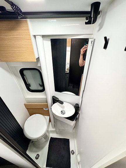 Adria Twin 640 SLB 60Y Edition Långbädd Solpanel Lithium Drag 1 Ägare 24 of 30
