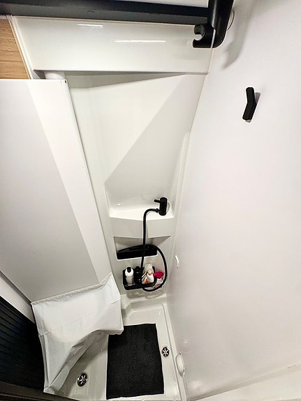 Adria Twin 640 SLB 60Y Edition Långbädd Solpanel Lithium Drag 1 Ägare 25 of 30