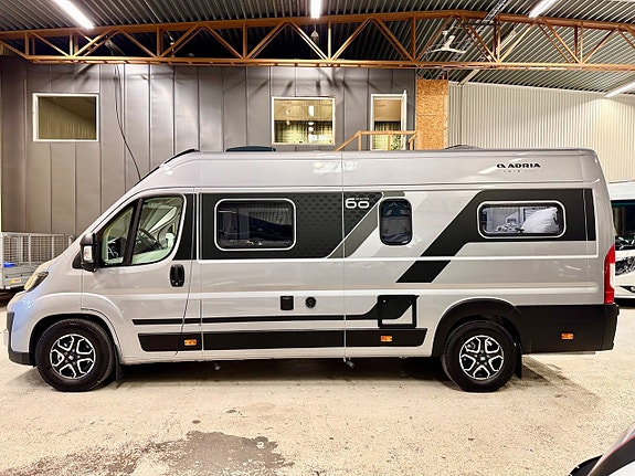 Adria Twin 640 SLB 60Y Edition Långbädd Solpanel Lithium Drag 1 Ägare 4 of 30