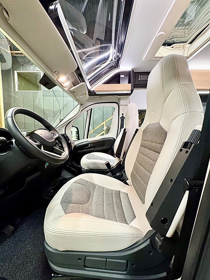 Adria Twin 640 SLB 60Y Edition Långbädd Solpanel Lithium Drag 1 Ägare 9 of 30
