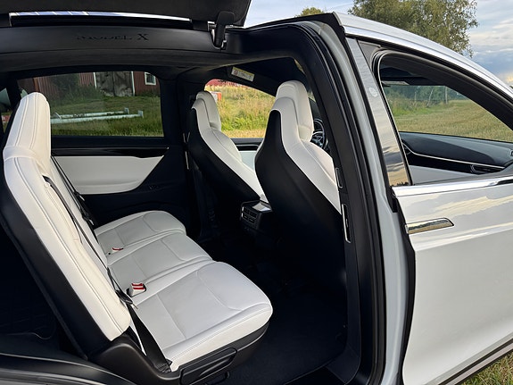 Tesla Model X 19 of 30