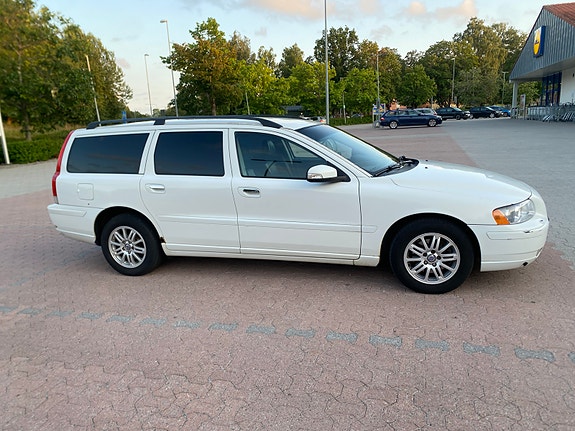 Volvo V70 2 of 16