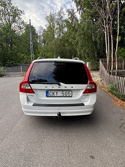 Volvo V70 3 of 7