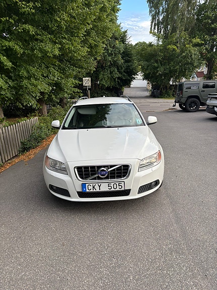 Volvo V70 2 of 7