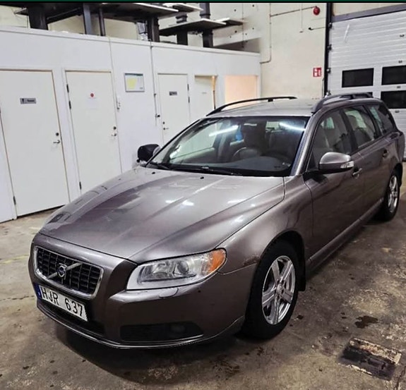 Volvo V70 2 of 14