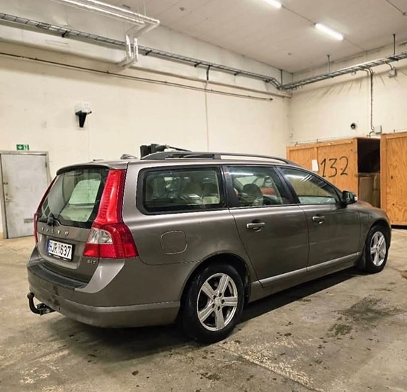 Volvo V70 4 of 14