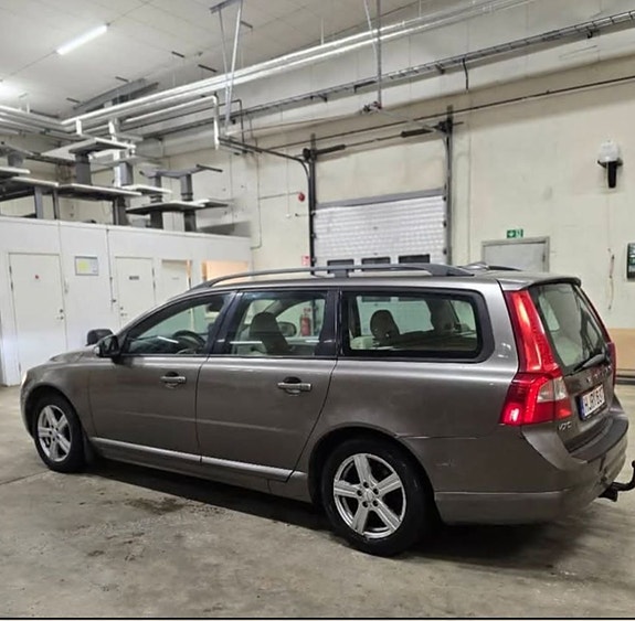 Volvo V70 3 of 14