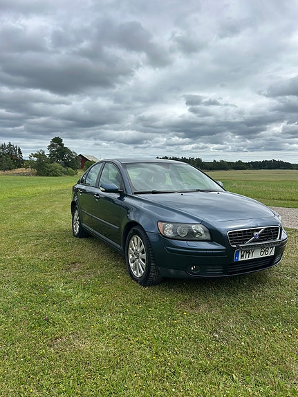 Volvo S40 2 of 12