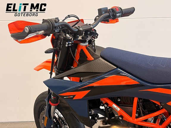 KTM | 690 SMC-R | Wheelie Control | ABS | Launch Control 11 of 21
