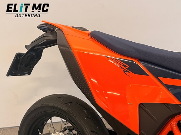KTM | 690 SMC-R | Wheelie Control | ABS | Launch Control 3 of 21