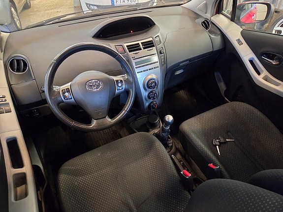 Toyota Yaris 11 of 14