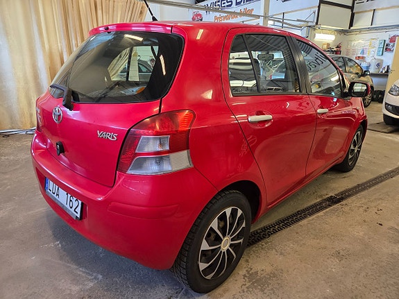 Toyota Yaris 8 of 14