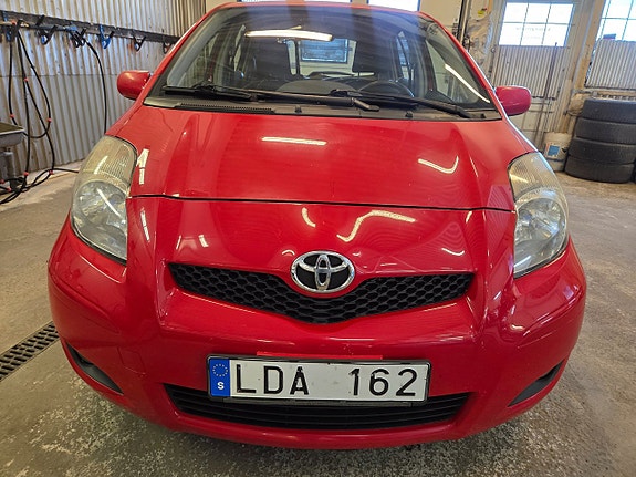 Toyota Yaris 2 of 14
