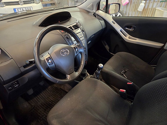 Toyota Yaris 12 of 14