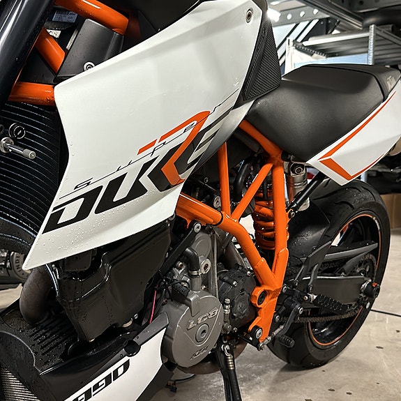 KTM 990 SUPERDUKE R 2 of 10