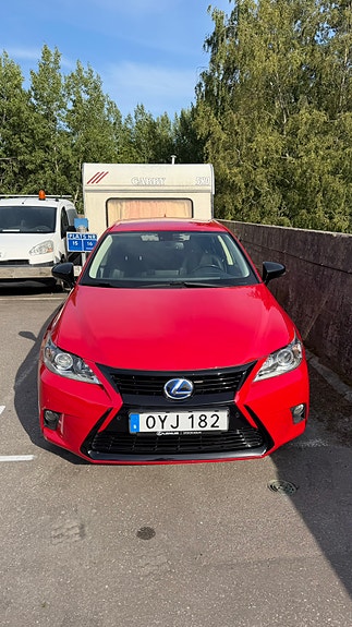 Lexus CT200h 2 of 13