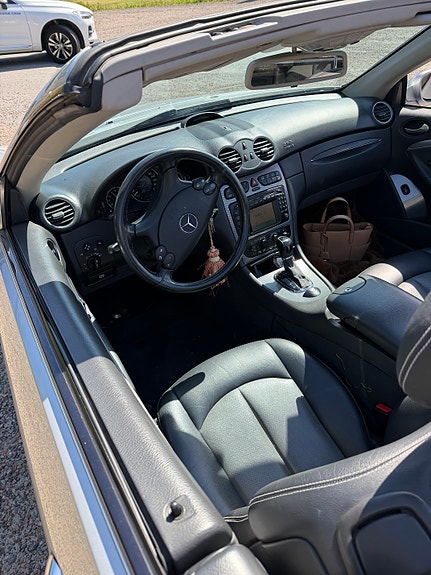 Mercedes-Benz CLK320 5 of 6