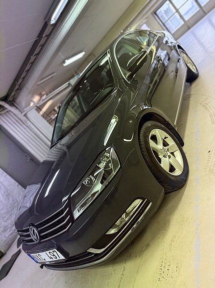 Volkswagen Passat 3 of 12