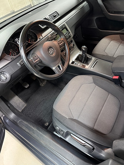 Volkswagen Passat 8 of 12
