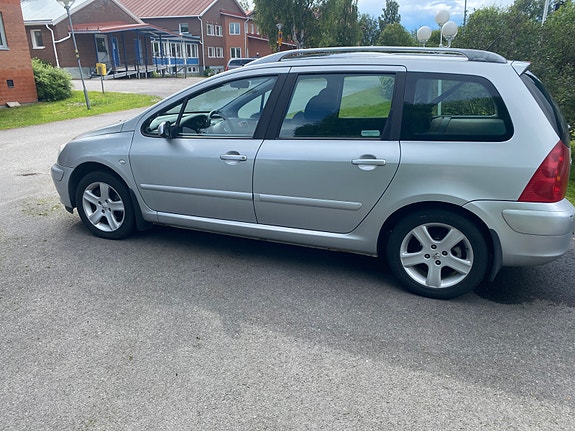 Peugeot 307 SW 2 of 3
