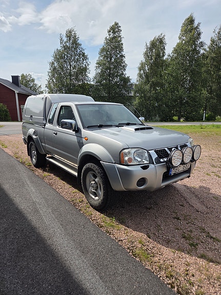 Nissan NP300 2 of 5
