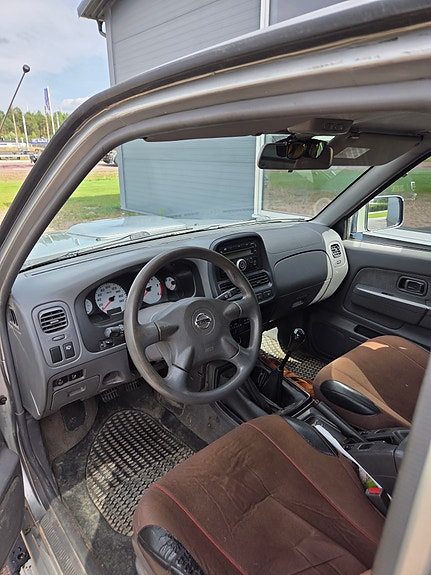 Nissan NP300 5 of 5