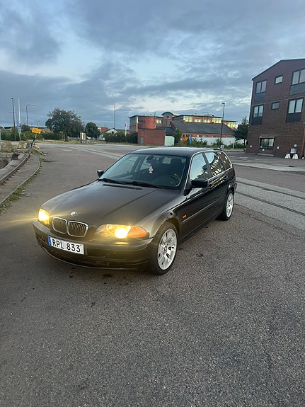 BMW 320i 4 of 9