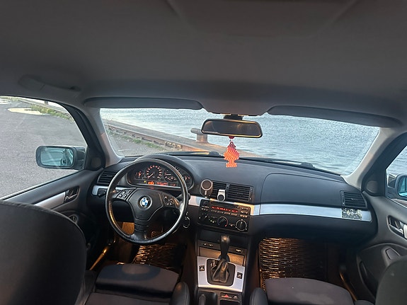 BMW 320i 3 of 9