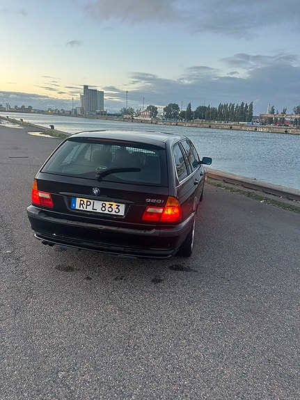 BMW 320i 5 of 9