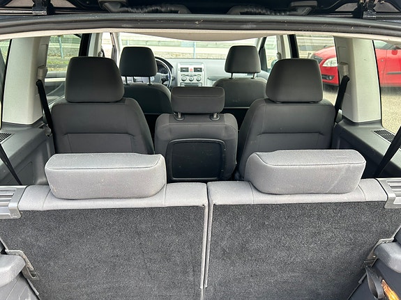 Volkswagen Touran 8 of 12