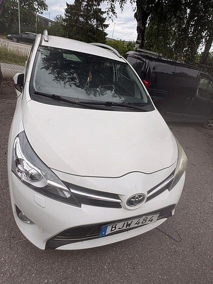 Toyota Verso 2 of 3