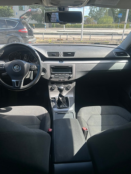 Volkswagen Passat 7 of 9